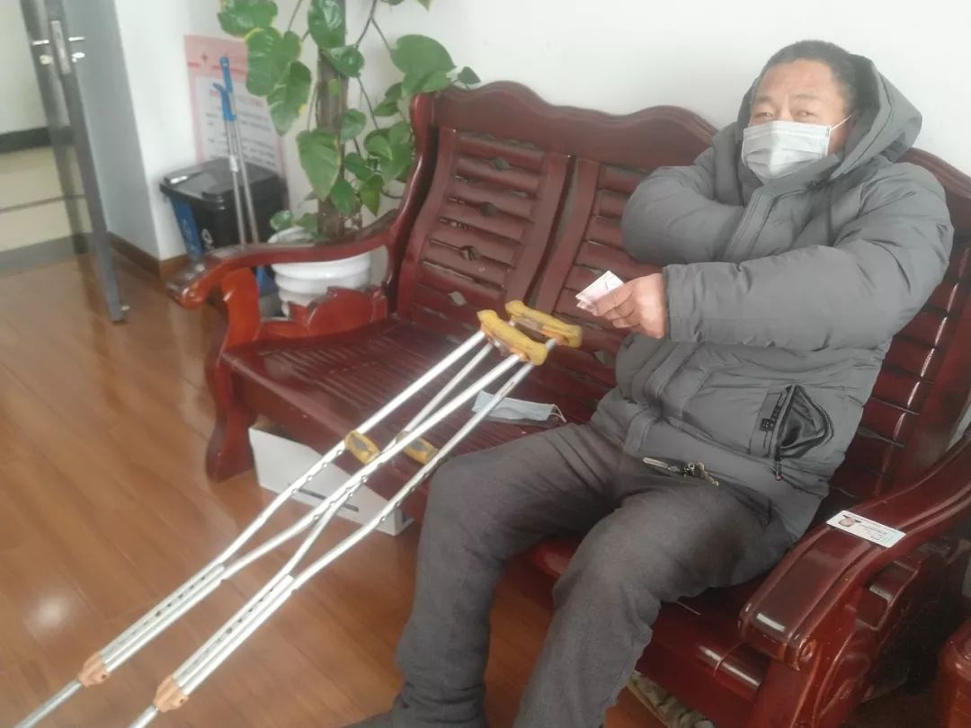 " 今天一大早,西坞街道红十字会来了一位特殊的老人,只见他双手拄着