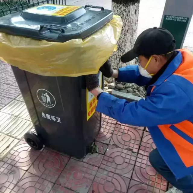 环卫工人按点放置废弃口罩专用垃圾桶连日来,永康市上下联动,全面部署