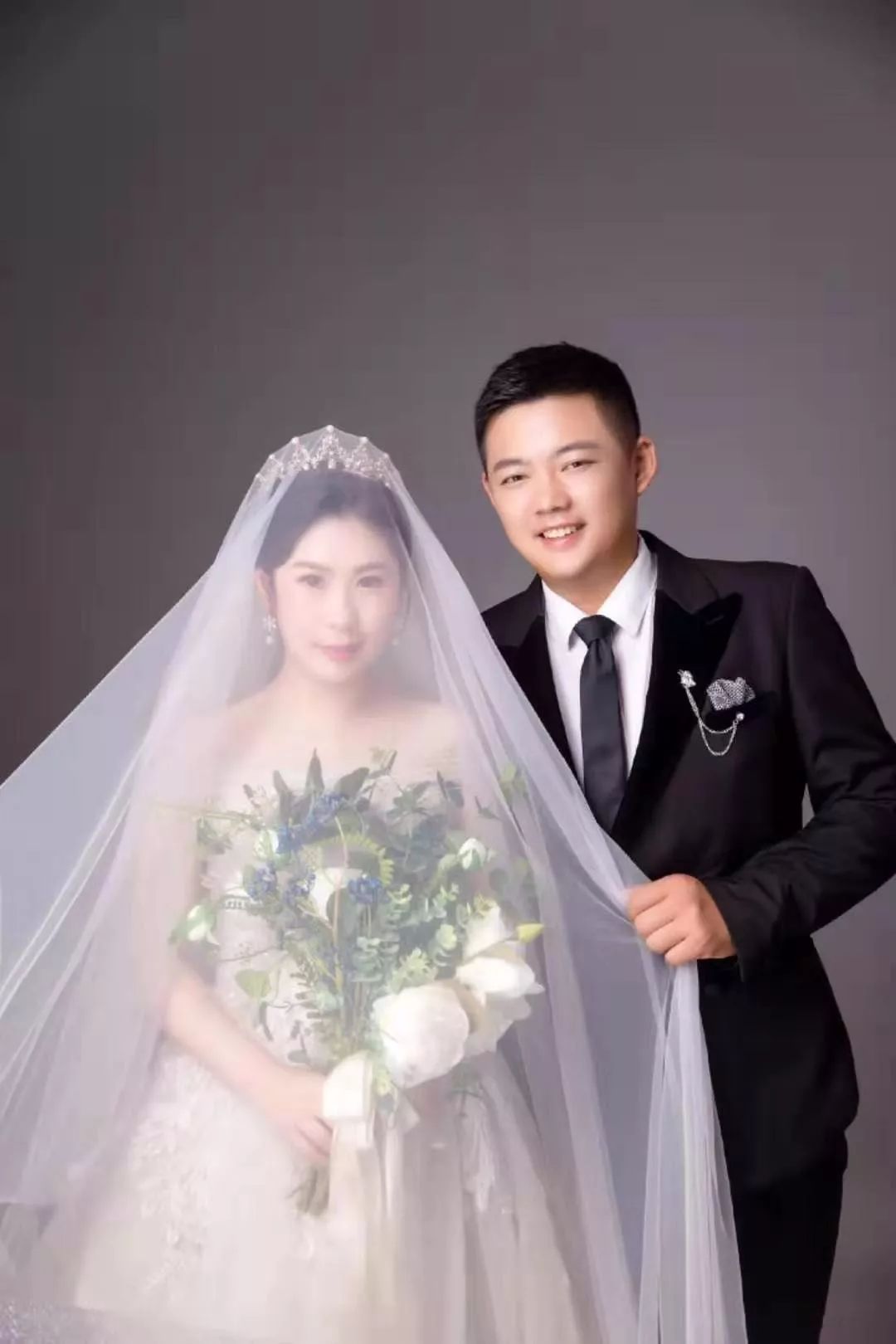 几天前小伙毅然决定婚礼延期张运佳主动取消休假并要求加班他连续奋战