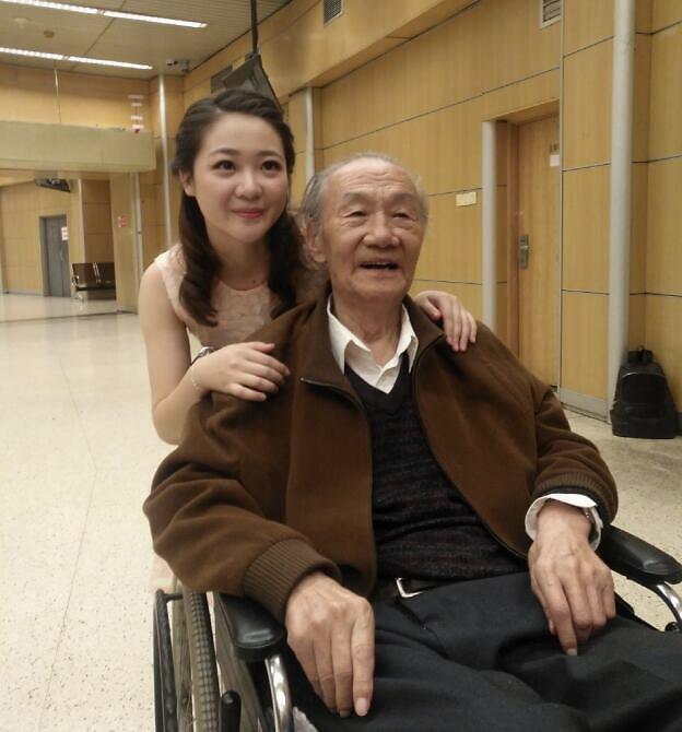 几位主演都发文悼念田成仁老爷爷,宝柱(于伟杰)的反应却截然不同,目前