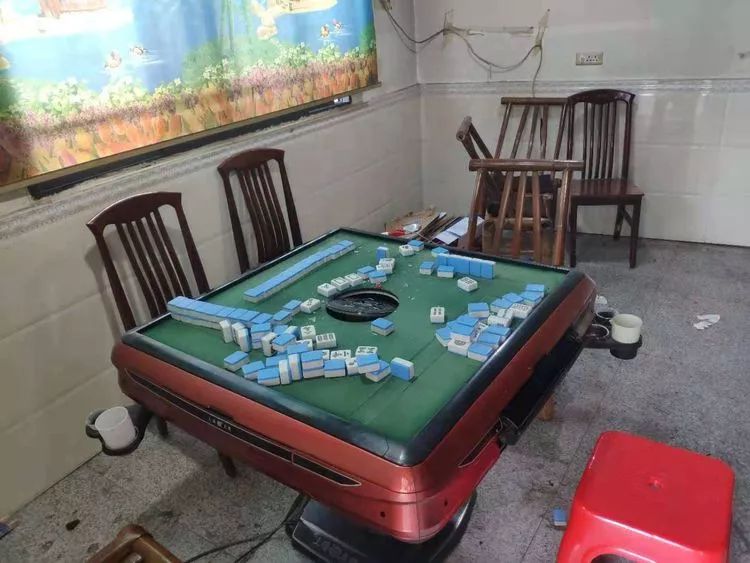 砸的好银河村民无视疫情防控派出所怒砸麻将机