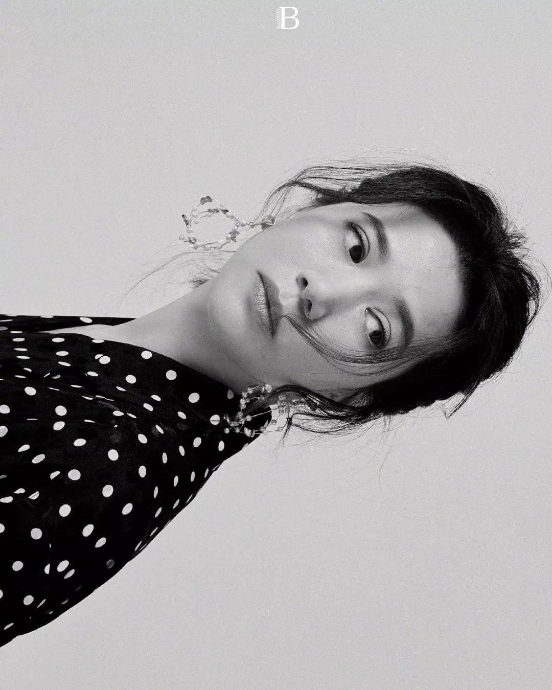 48岁袁咏仪登杂志封面龙须刘海配红唇扑面而来的少女感