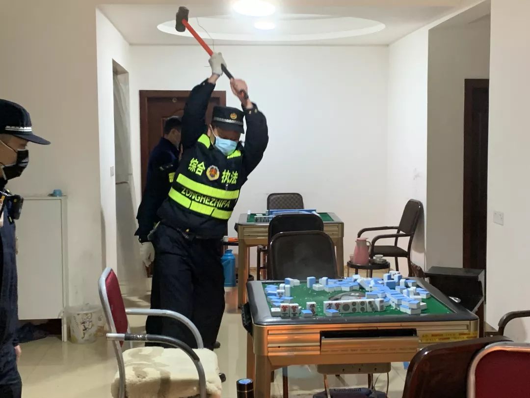 家庭茶馆,可从一楼花园进入室内,室内打麻将的群众听闻执法人员的声音