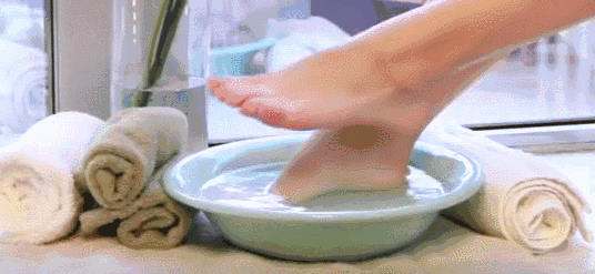 睡前用热水洗脚,按摩脚心足趾对疏通经络,调整脏腑,促进血液循环,增强