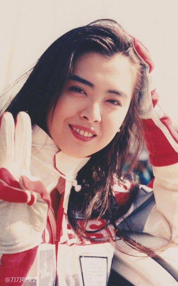 王祖贤美貌凋零53岁生日戴口罩为同胞祈福眉眼依旧清丽动人