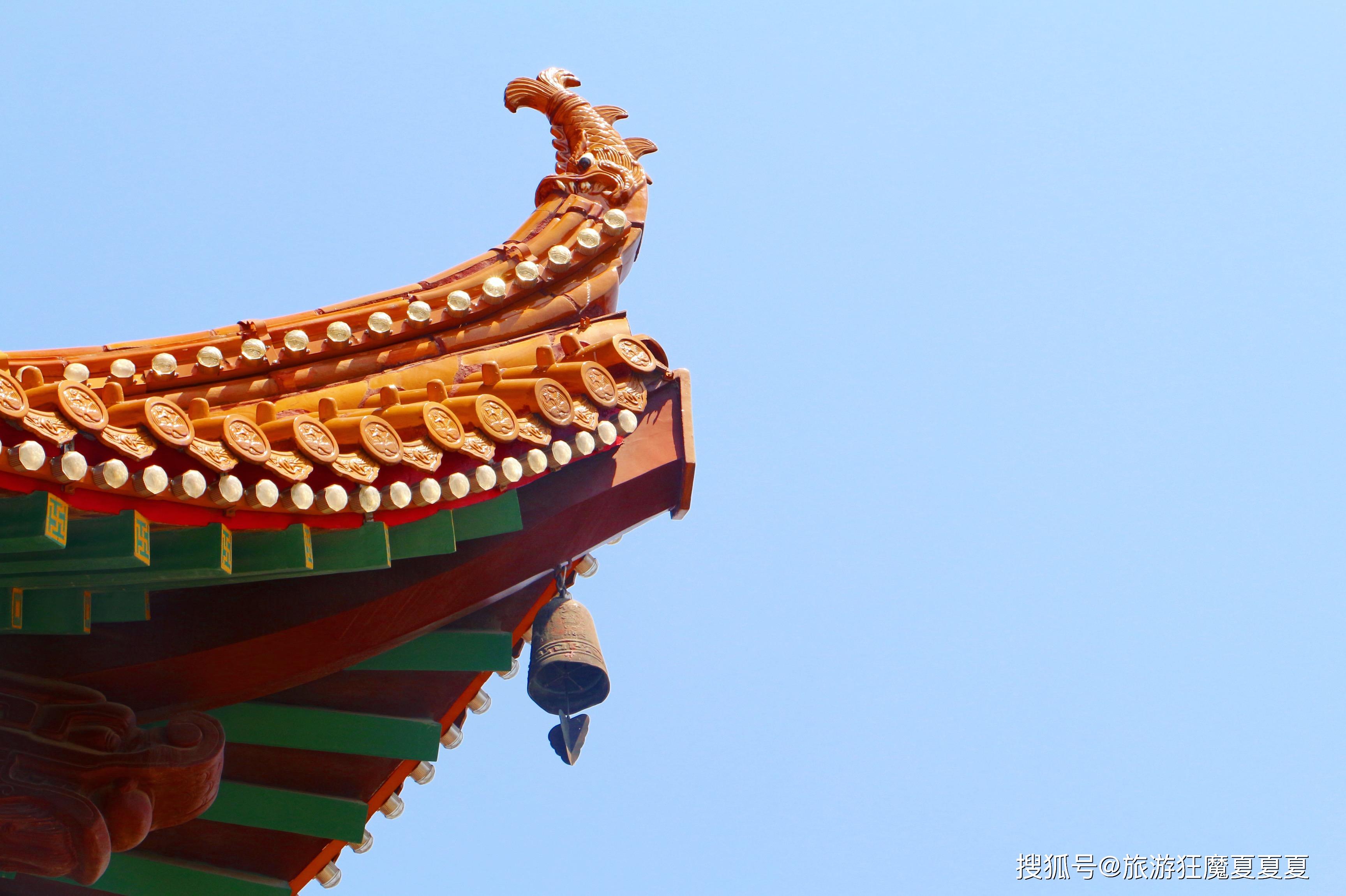 第一层是大厅,走进大厅就可以看到正面墙壁的一幅以"白云黄鹤"为主题