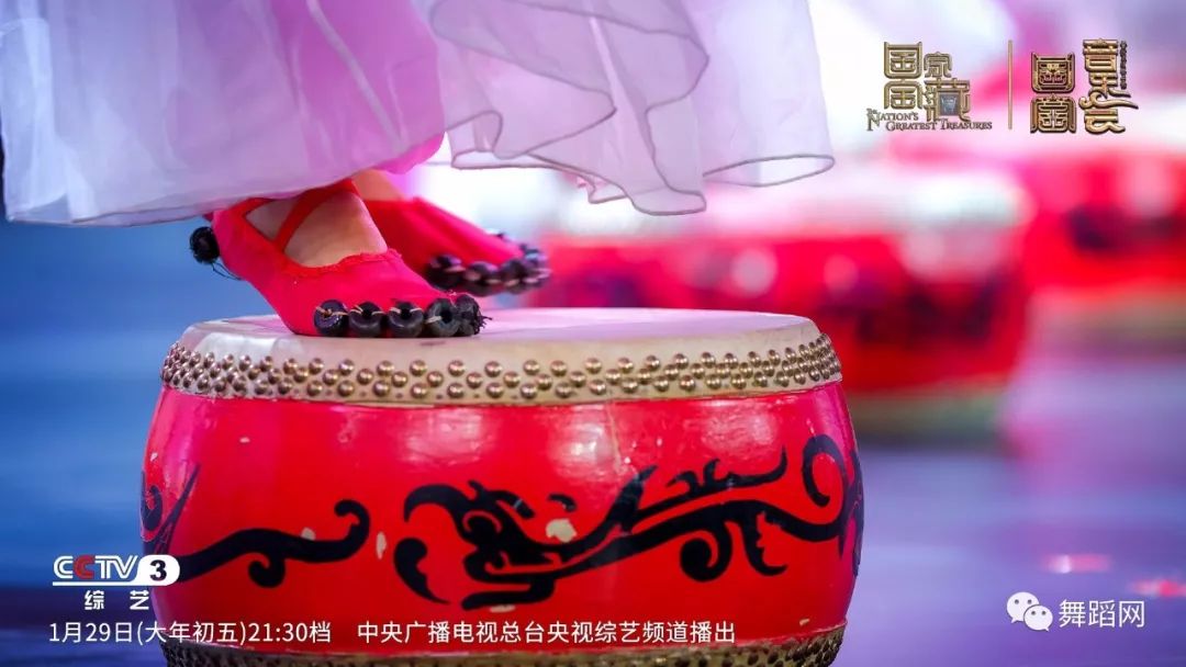 北舞教授郑璐带着学生们表演盘鼓舞相和歌舞蹈背后是