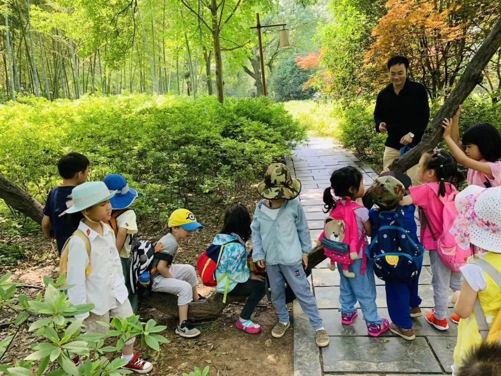 下午1點,武漢巴學園幼兒園的艾米老師中飯完畢,戴著口罩走出小區.