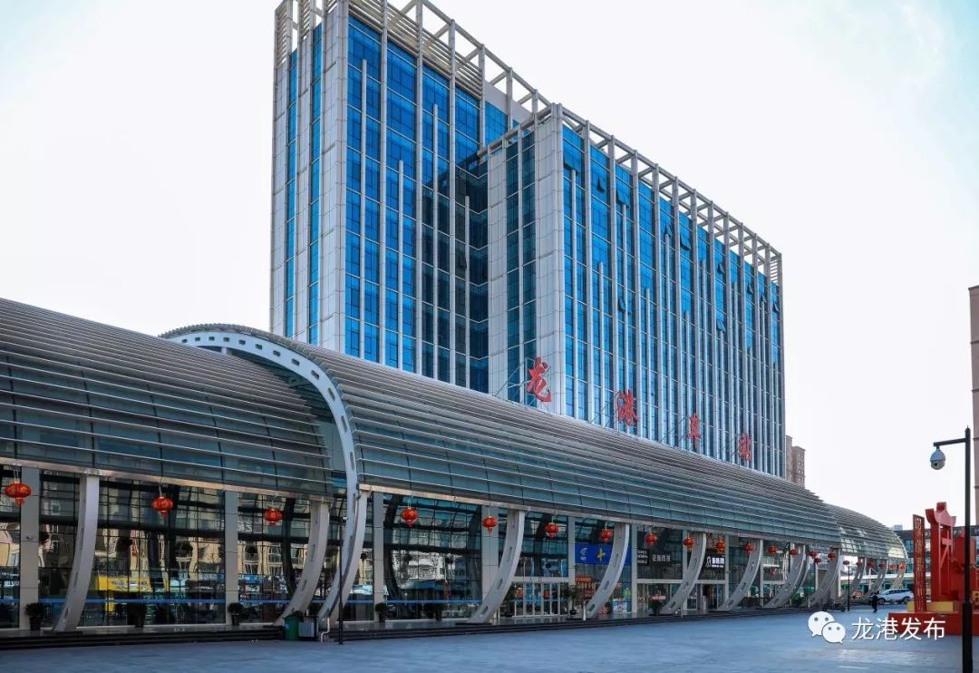 1月29日下午4点多的龙港车站随后来到停车场,遇到215路公交车司机李