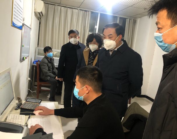 县长苏雷芳夜查疫情防控指挥部办公室