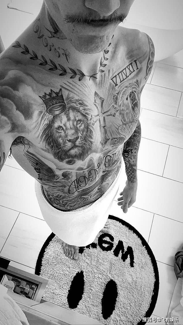 天才歌手贾斯汀比伯晒自拍照秀脖子上新纹身一脸疲惫酷似光头强