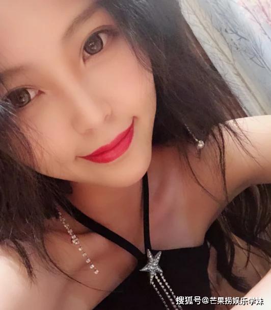 王迅夫妇婚姻依旧甜蜜?妻子宅在家晒大餐,点赞王迅视频秀恩爱