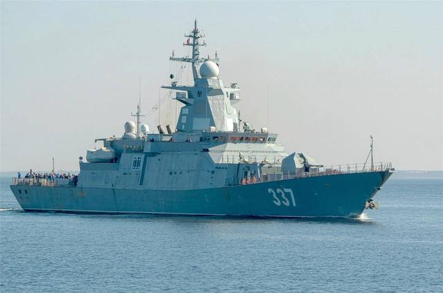 美国的宙斯盾驱逐舰吨位都是近万吨级的大驱,而俄罗斯的轰鸣级护卫舰