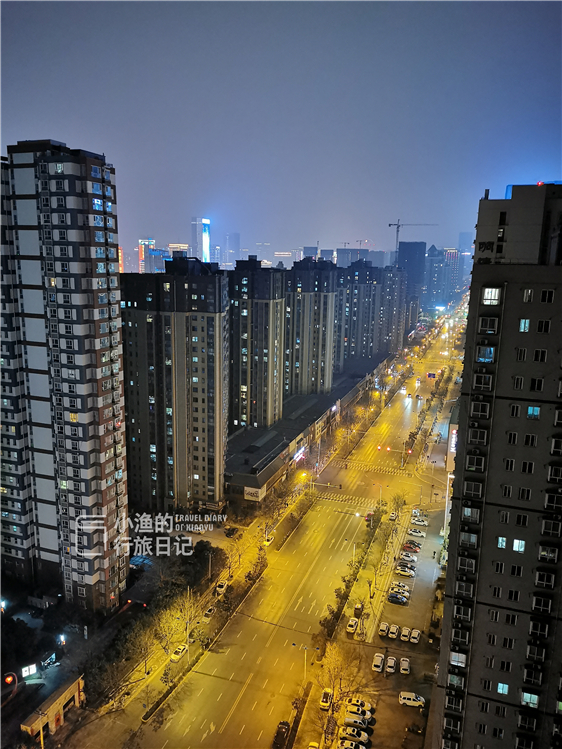 实拍大年初七西安晚上八点的街头:大街空无一人,夜景神秘鬼魅