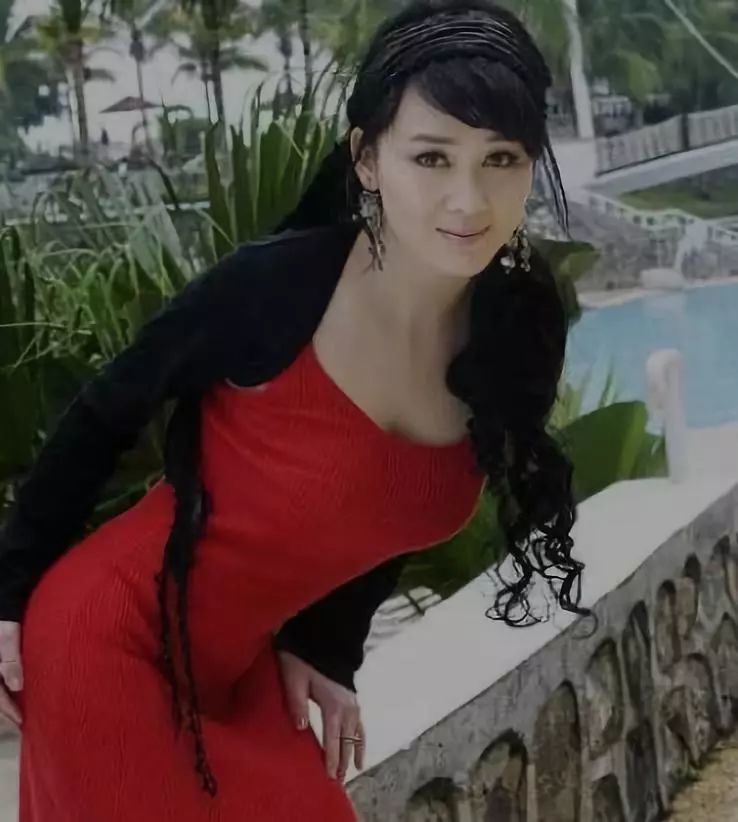 原创24岁成影后嫁大10岁导演,离婚后二婚嫁世界冠军被宠成公主