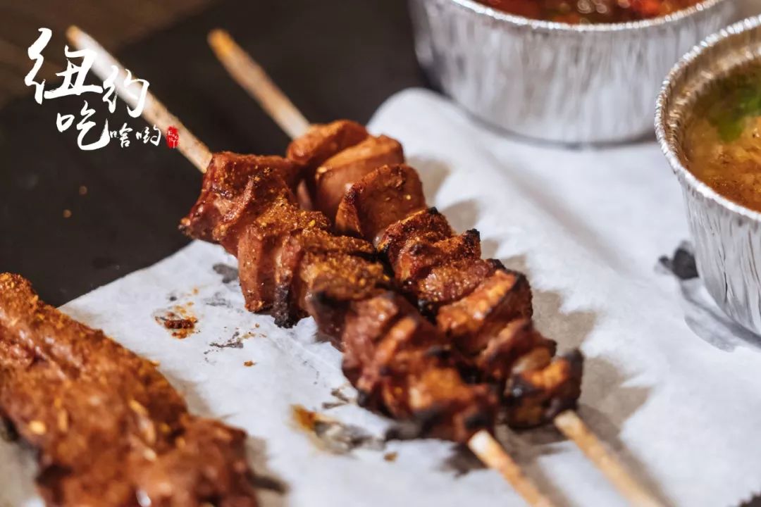 烤猪肝香气逼人,外脆里嫩,入口口感绵密鲜嫩,带着猪肝特有的粉嫩质感