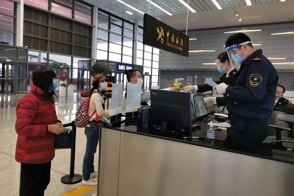 拱北海关重启出入境人员填写健康申明卡制度_口岸