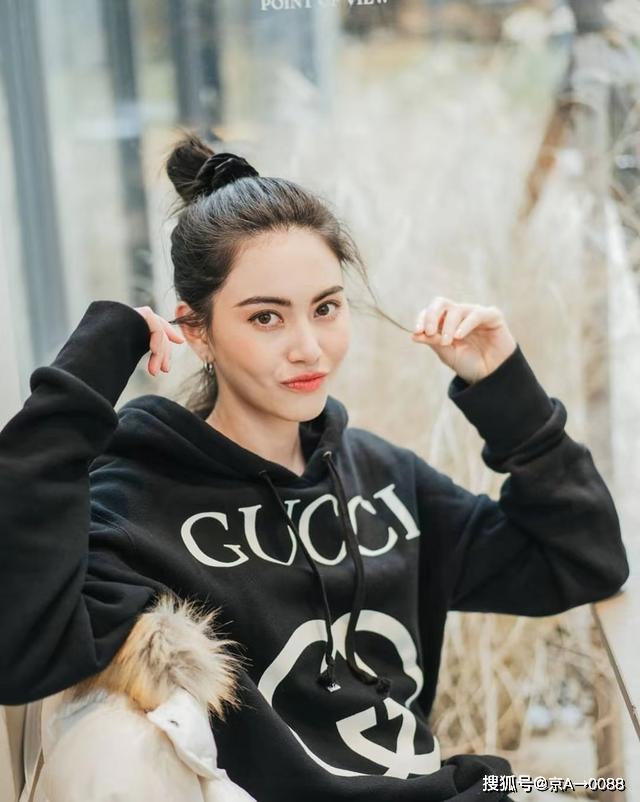 原创泰国影后mai太会穿了,穿老气皮毛外套竟像少女,匡威鞋功不可没