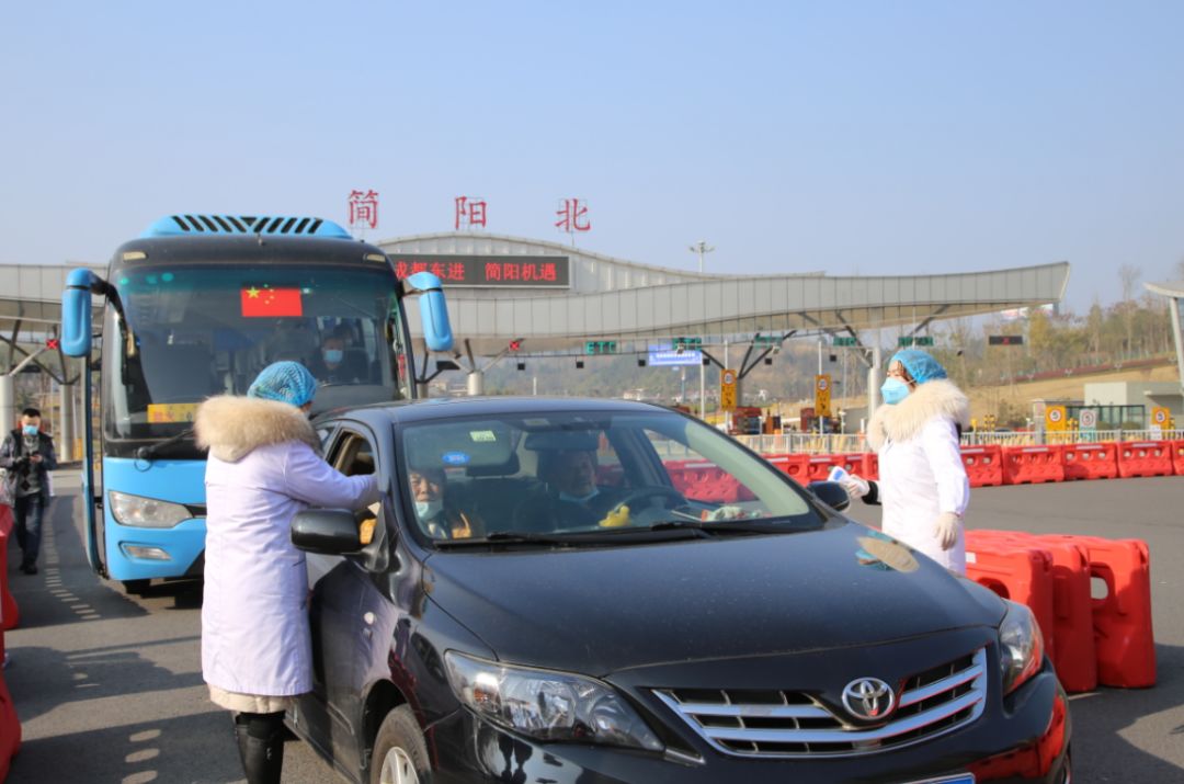 禾丰中心卫生院医护人员在成安渝高速简阳服务区对司乘人员进行医学