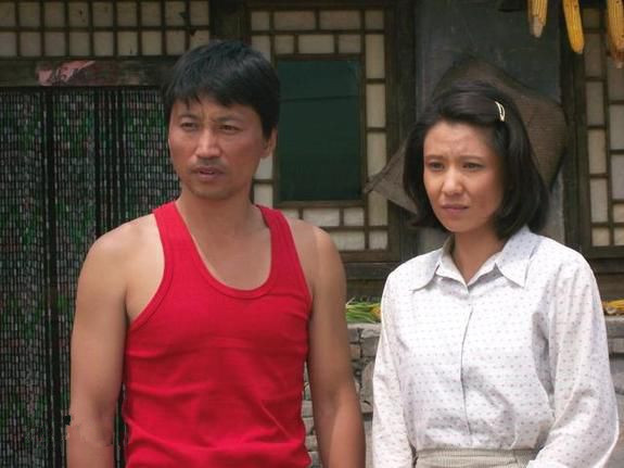 于伟杰,自从出演了《暖春》这部作品之后,极少拍戏了,转到后面当导演