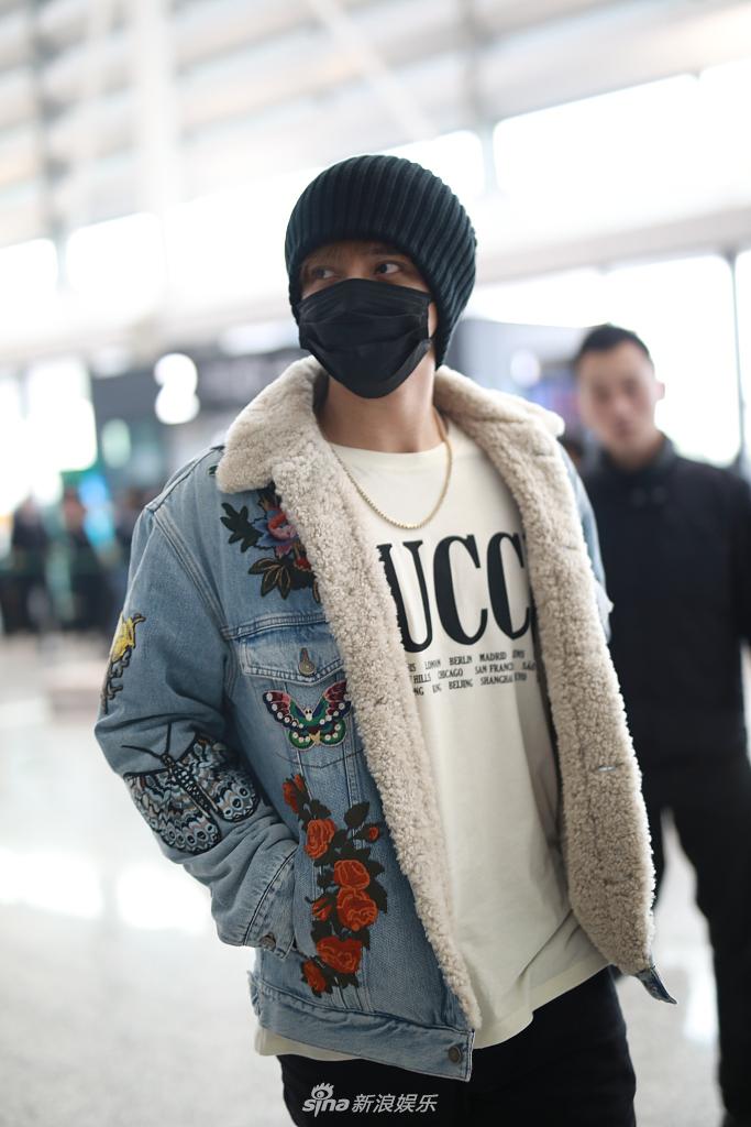 罗志祥穿牛仔夹克现身机场 刘海挡眼帅气不输小鲜肉
