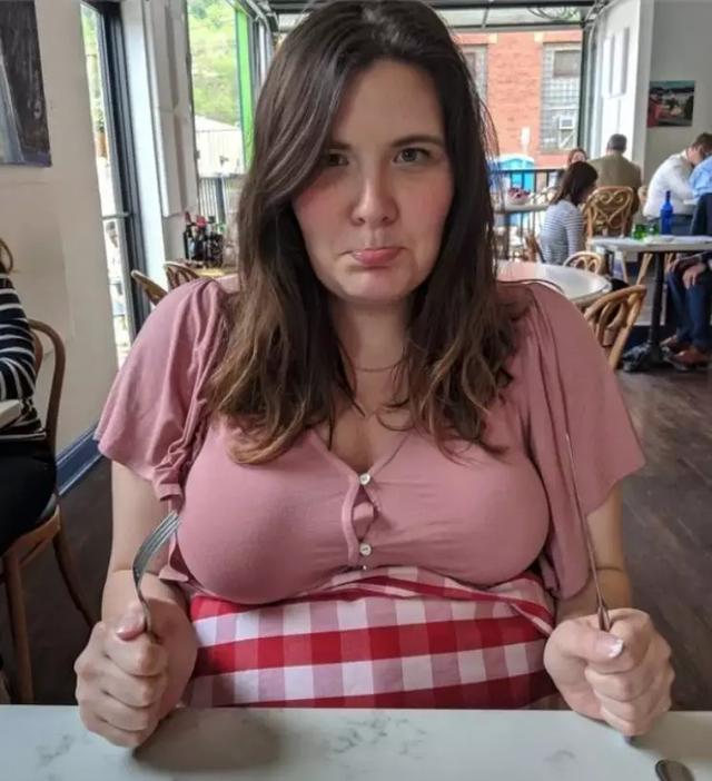 "怀孕让胸部更丰满了,以至于家里所有的衣服穿上都是这副模样,这让