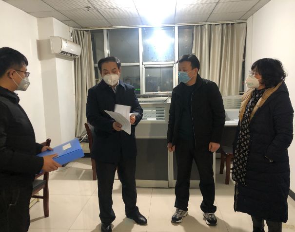 县长苏雷芳夜查疫情防控指挥部办公室