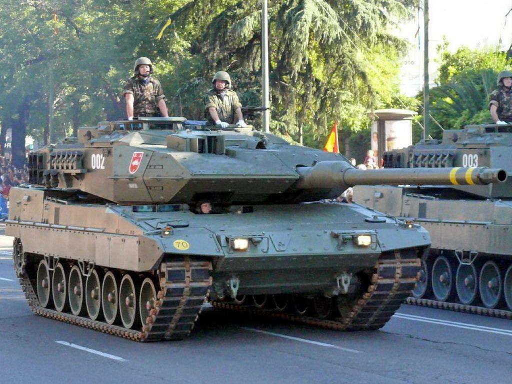 意大利陆军装备的坦克主要依靠从美,德进口,包括m47,m60"巴顿"以及"豹