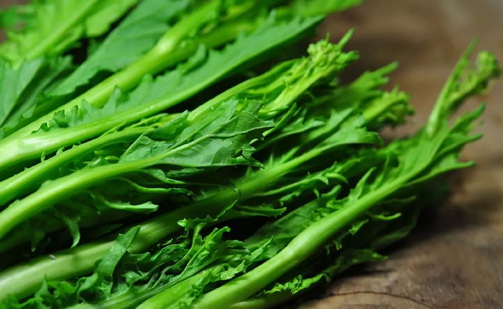 十字花科(芸苔属,萝卜属)的蔬菜,在冬春交界抽出的菜苔,最是具备了