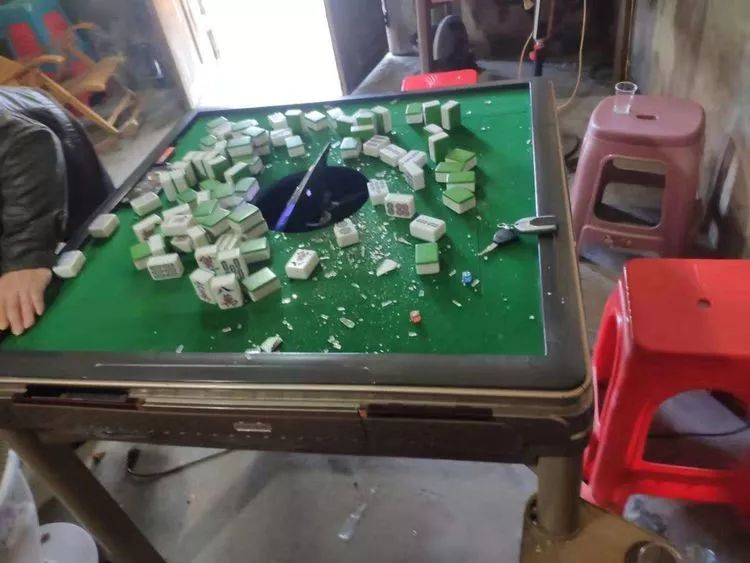 砸的好银河村民无视疫情防控派出所怒砸麻将机