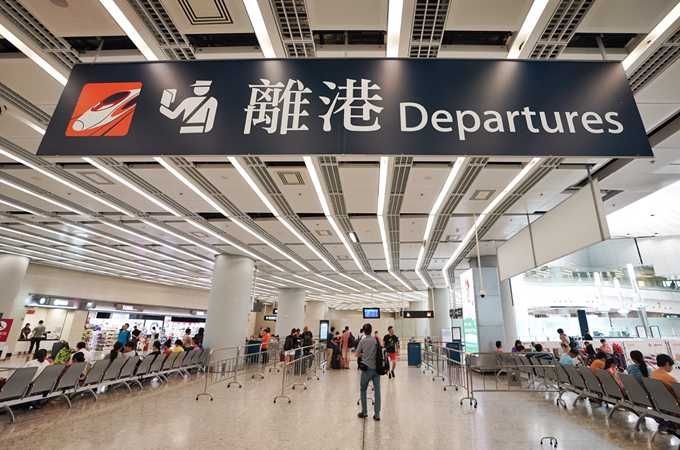 香港六个口岸关闭 过境人士经深圳湾口岸进入香港