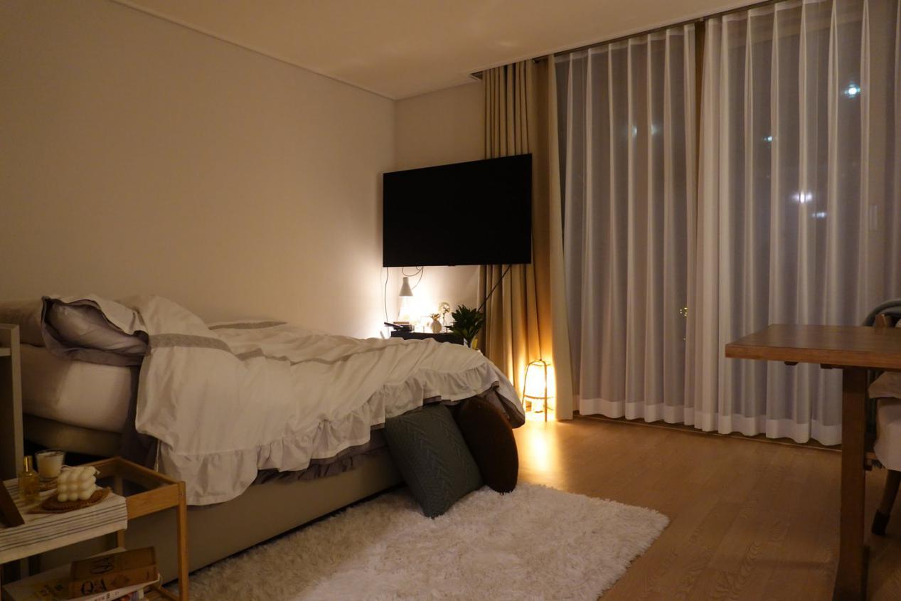 原创36㎡小宅!一双人坚持睡在客厅,卧室改衣帽间,网友:太幸运了