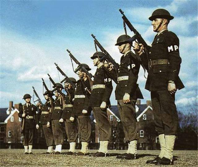 二战时期的美国宪兵12月7日,珍珠港事件爆发,吉川伺机把自己搜集的