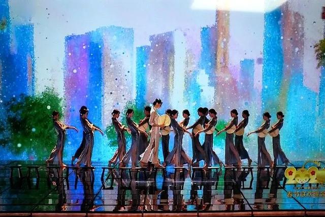 春晚舞台晨光曲美女们惊鸿一瞥每帧都是唯美水彩画