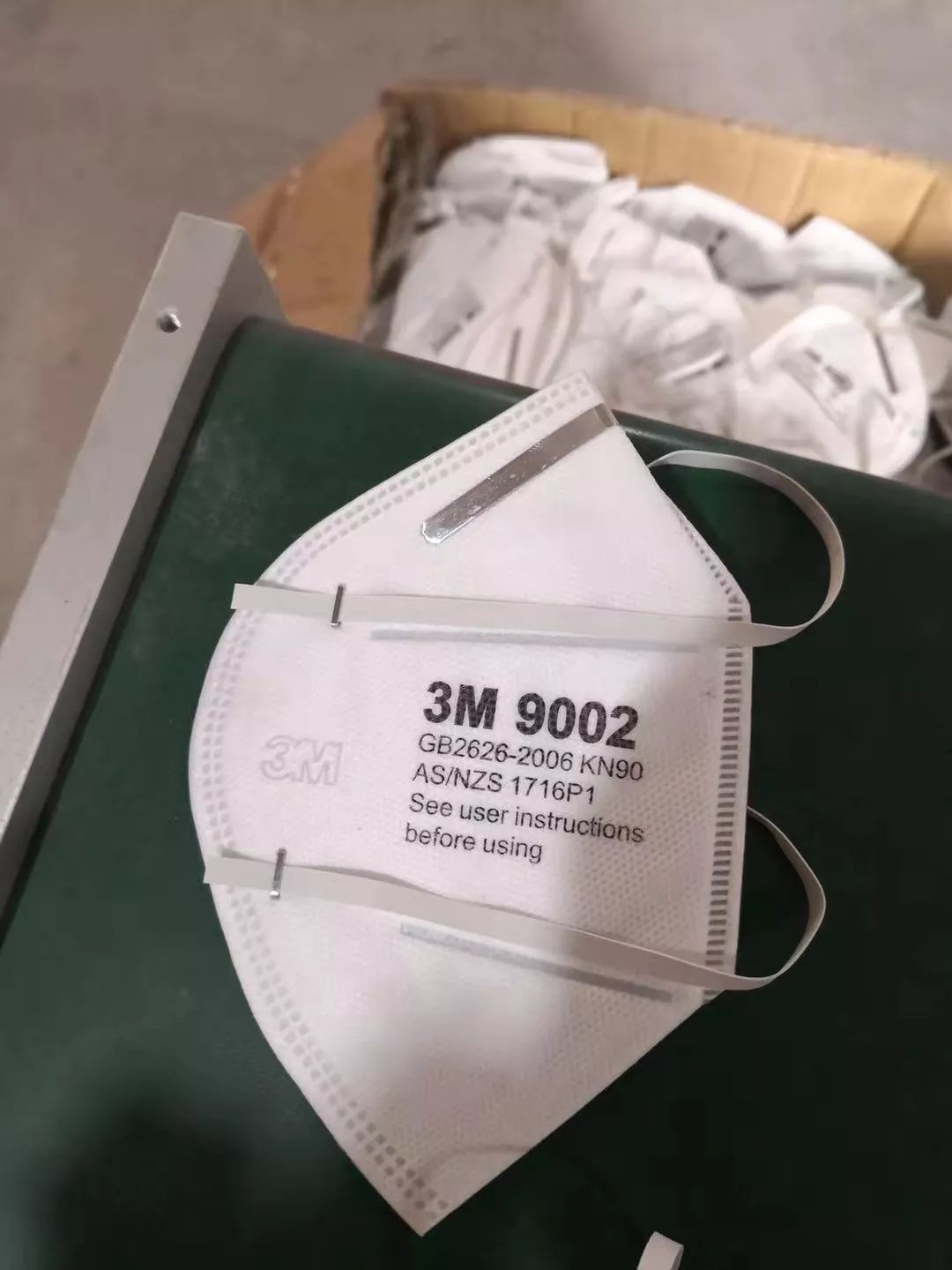 丧心病狂疫情当前竟赶工生产假冒名牌口罩