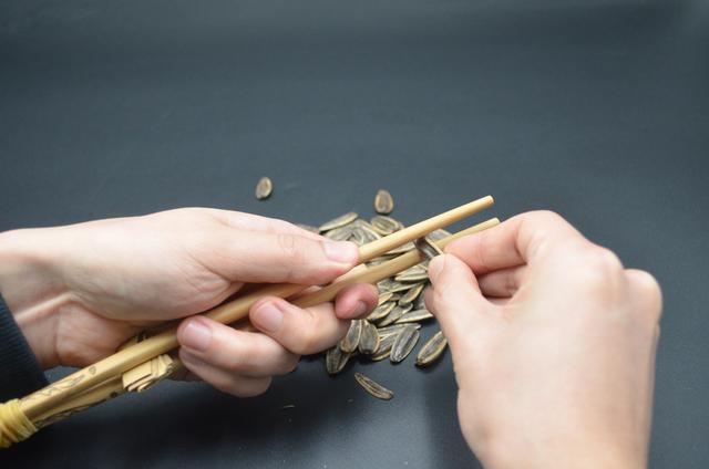 剥瓜子有诀窍,只需一个窗帘挂钩,分分钟剥一大盘瓜子,涨知识了