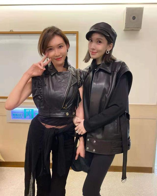 原创陈若仪在家憋到无聊,戴口罩与闺蜜聚会,穿羊羔毛翻领外套比时髦