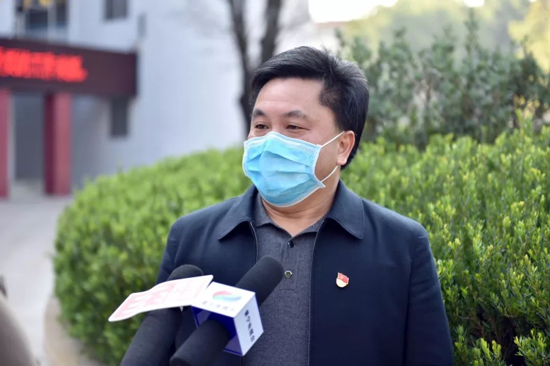 (文字:赖颖芝)今天上午,温俊义校长还接受了揭阳电视台和普宁电视台的