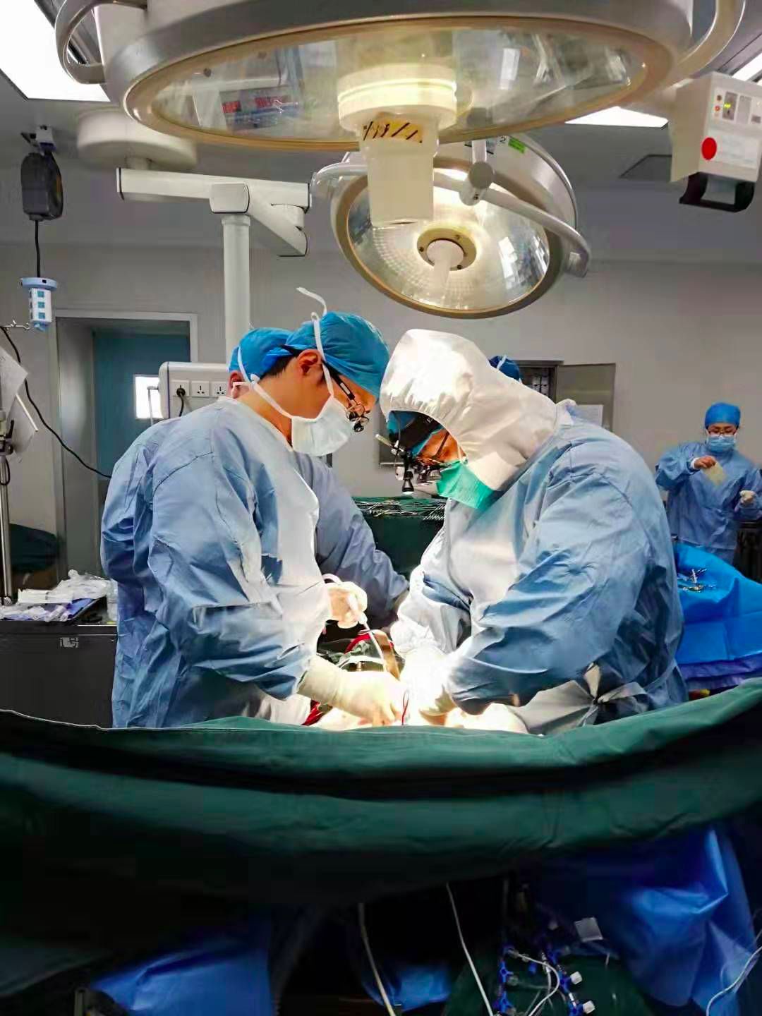 全程"隔离 吉大二院副院长柳克祥教授穿防护服为34岁男子完成主动脉