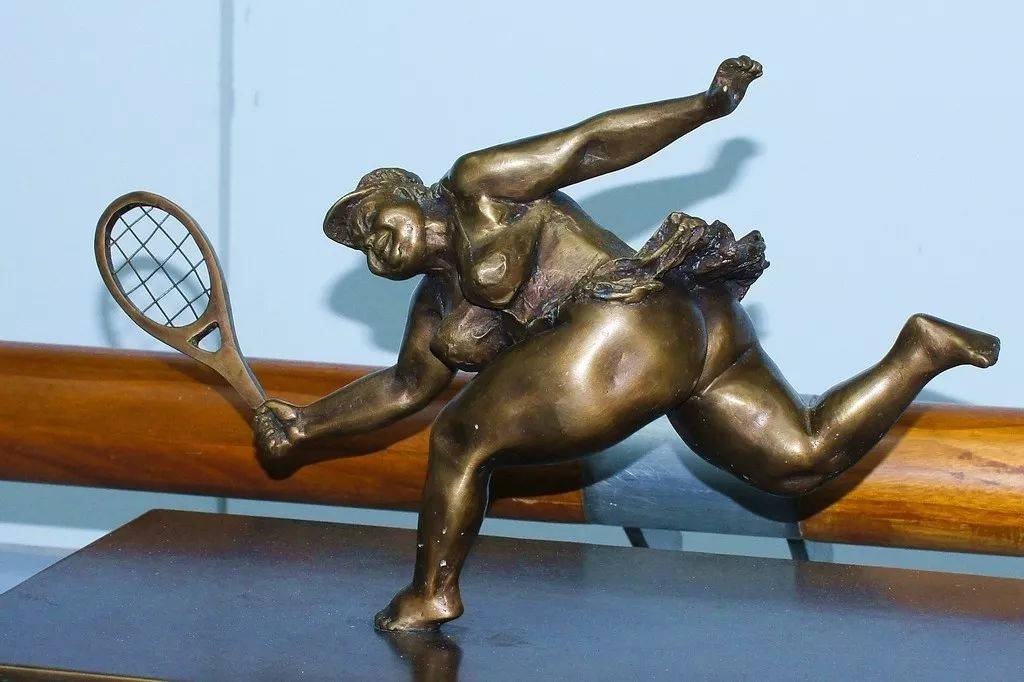 一组夸张风趣的胖女人雕塑