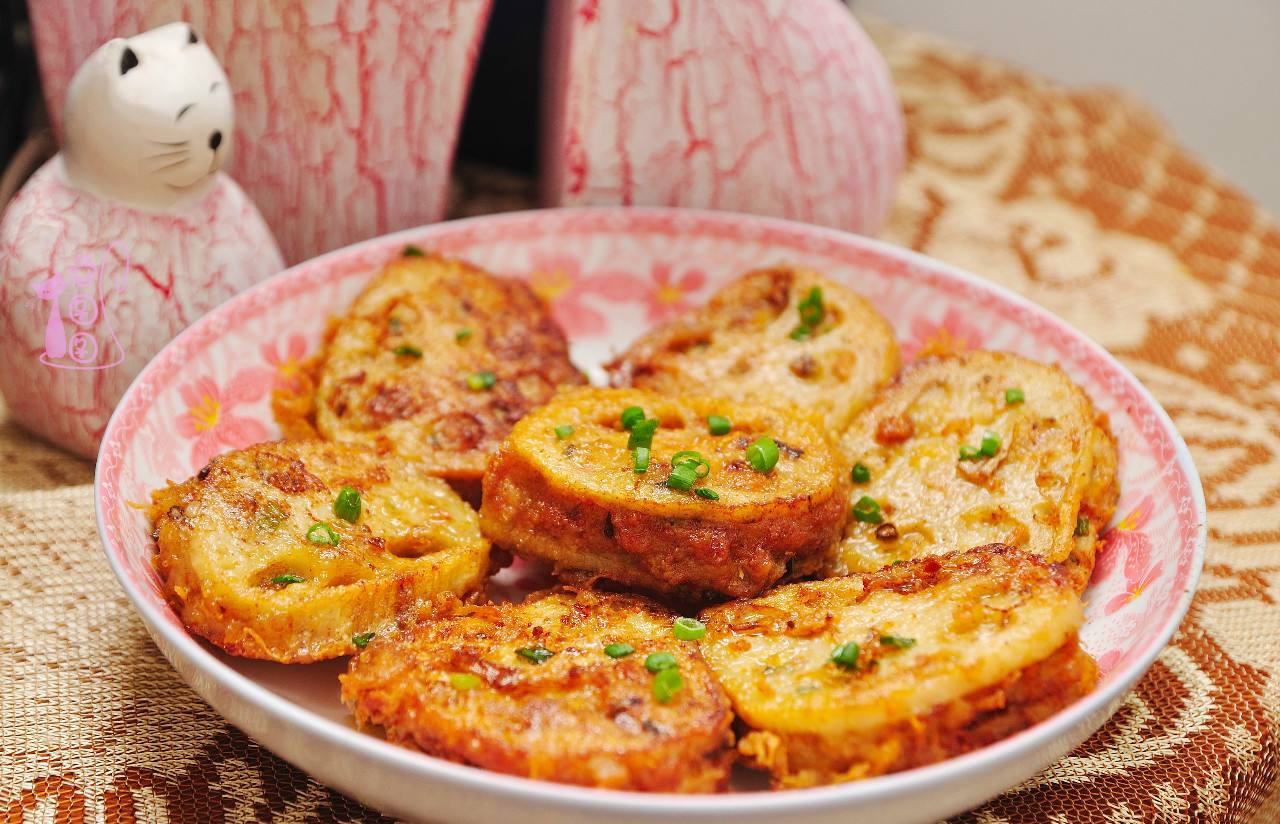 走到门口被婆婆叫住,原来婆婆是做好了藕夹盒子让我们吃