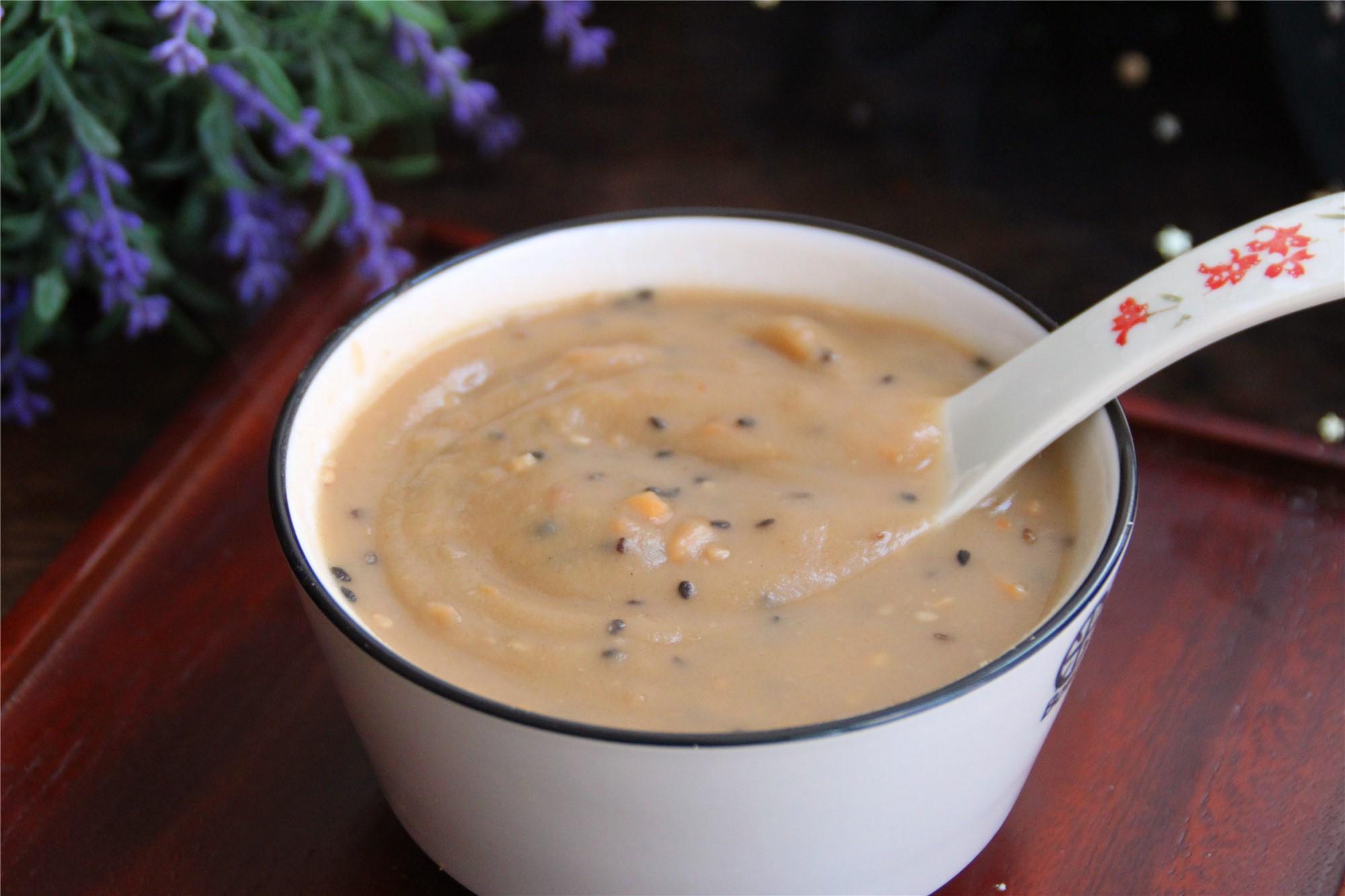 吃的时候,取几勺油炒面放入碗中,根据口味,加入糖或盐,再倒入沸水搅拌