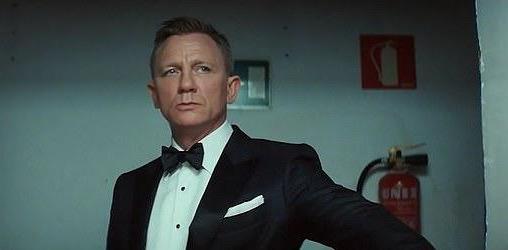 原创不愧是丹尼尔的热门接班人瞧詹姆斯诺顿穿上007的燕尾服多有型