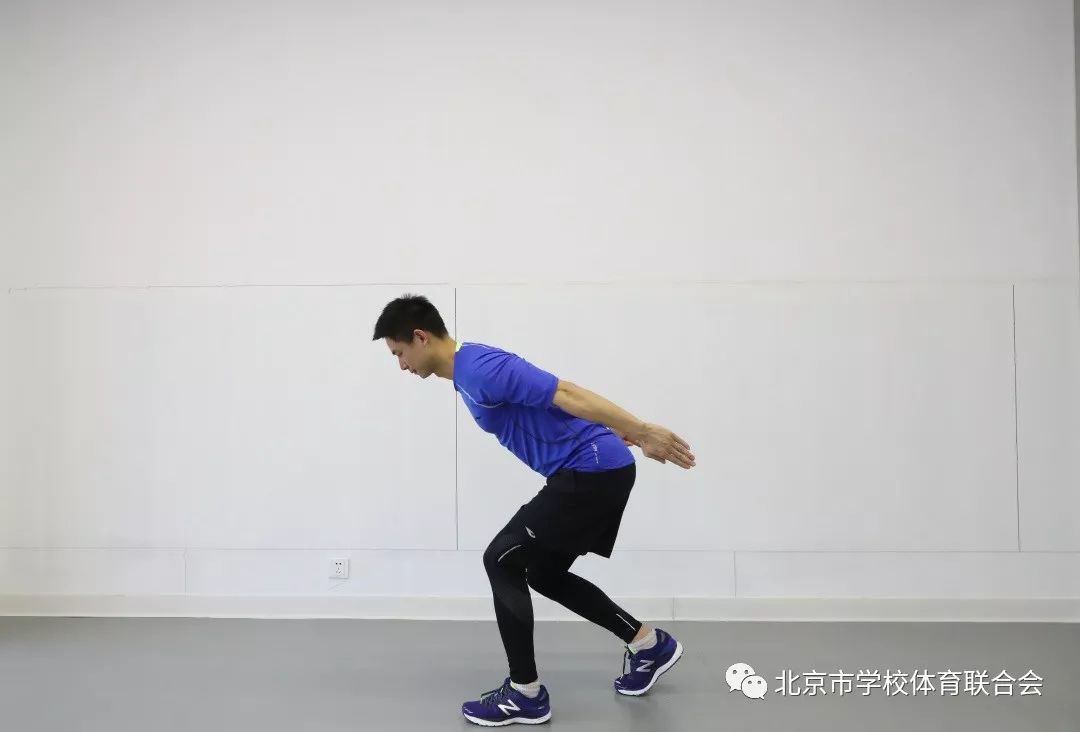 跳-单腿落地练习一素质练习正式训练之前,进行3-5分钟准备活动,如原地