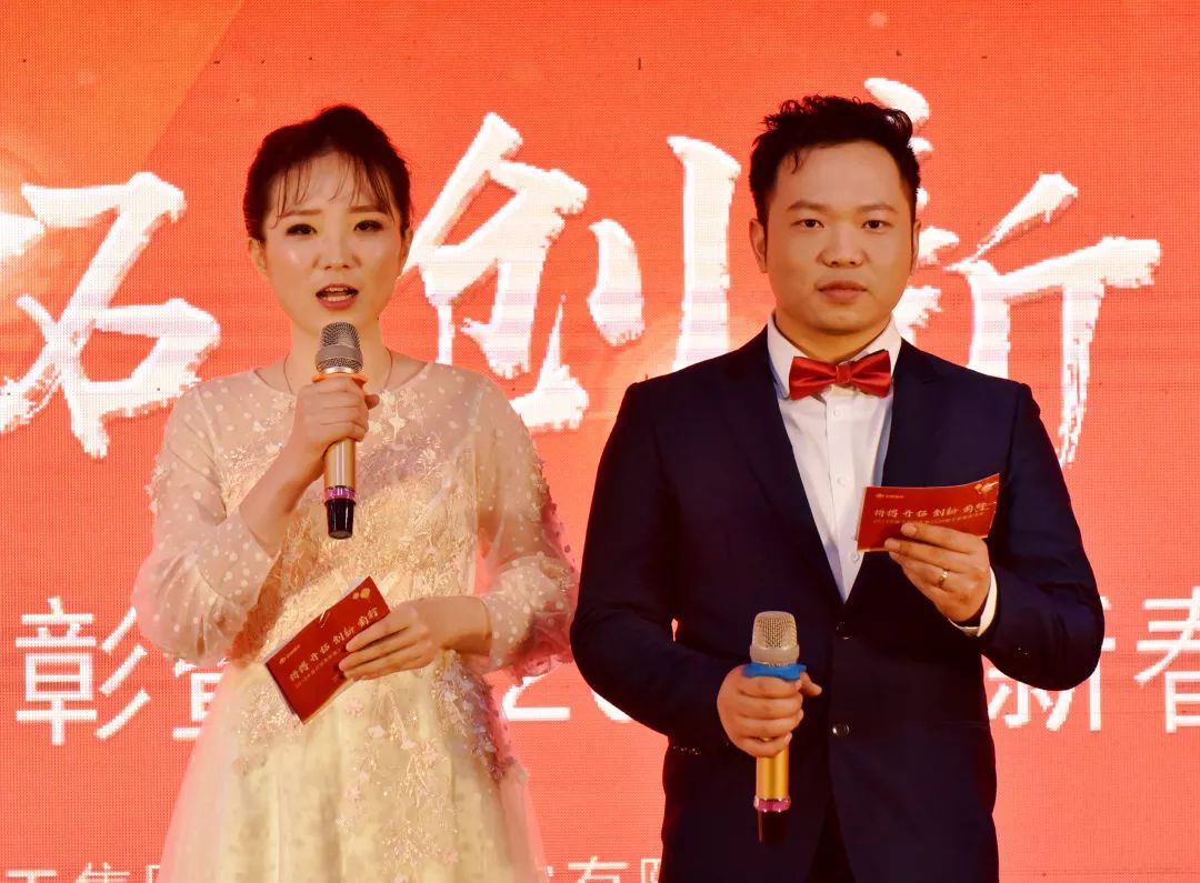 主持人:戴敏,王超凡合唱《追梦赤子心》表演者:梁旭,杨心志,张袁浩