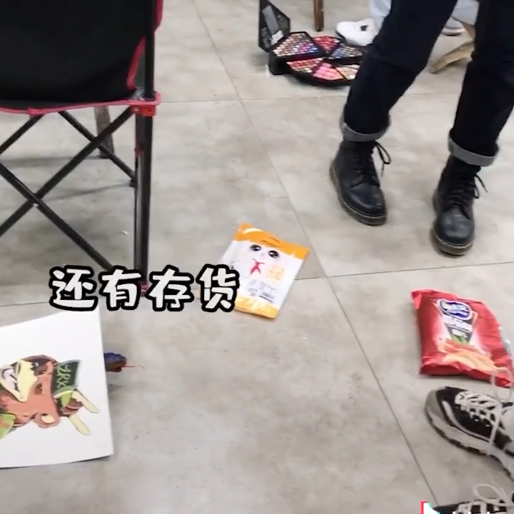 原创美术生上课戴着口罩吃零食以为这是个王者老师戴帽子站起来