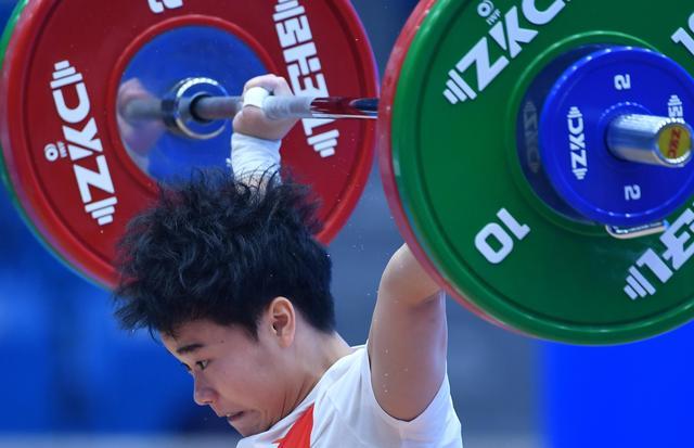 举重——世界杯:侯志慧获女子49公斤级抓举冠军-搜狐大视野-搜狐新闻