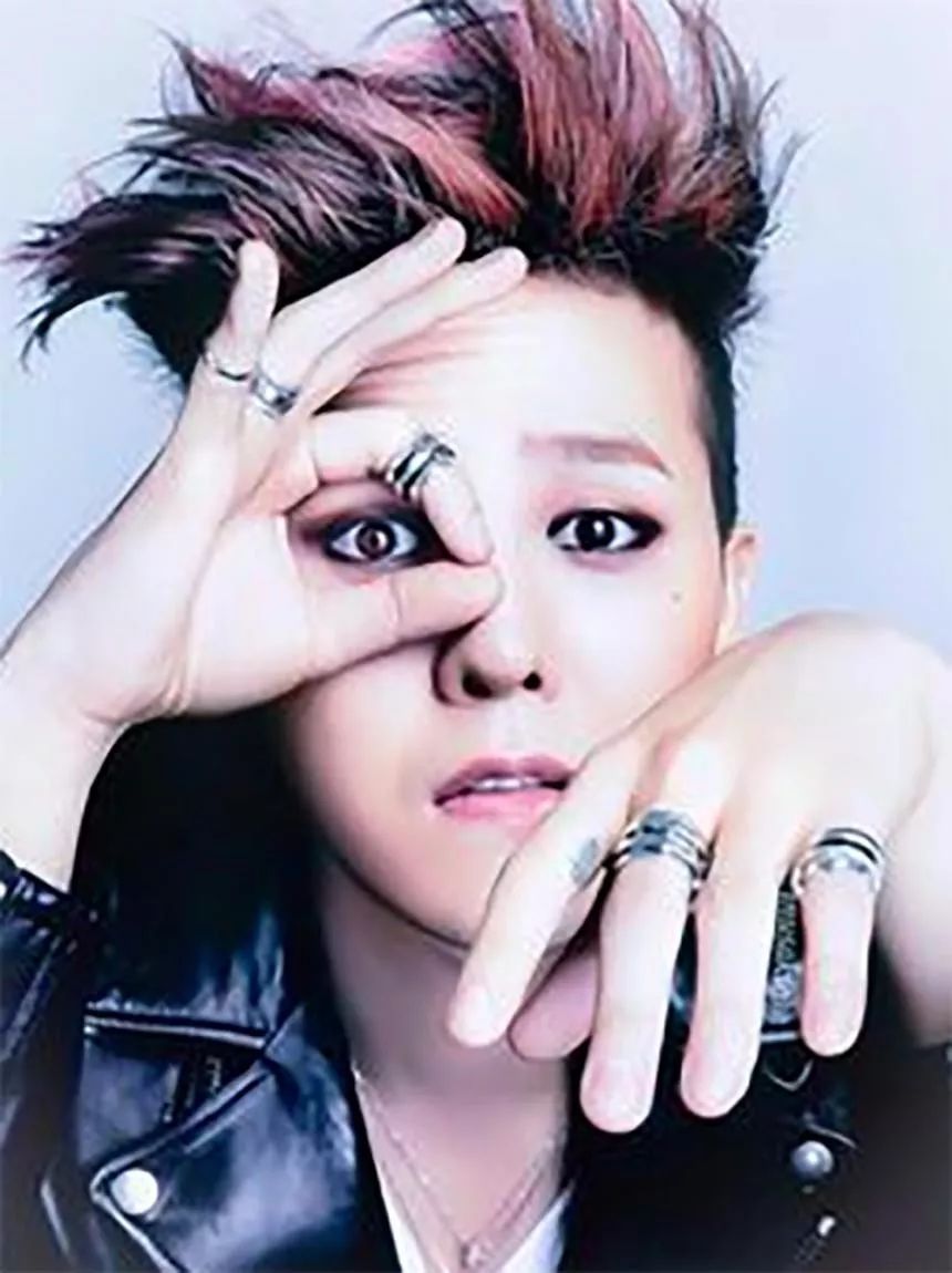 权志龙拍照很喜欢这个手势