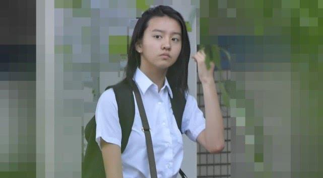 而木村拓哉则开车到学校门口早早的等着女儿,还为女儿买好饮料,十足的