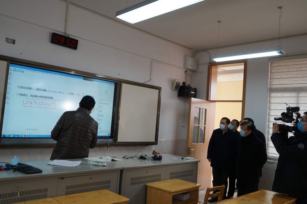 方伟市长调研新海高级中学疫情防控工作